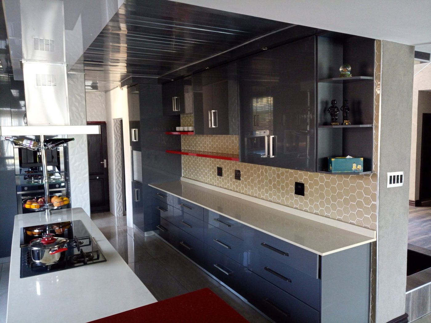 Charcoal gloss kitchen run with hexagon tiled splashback and open display shelving